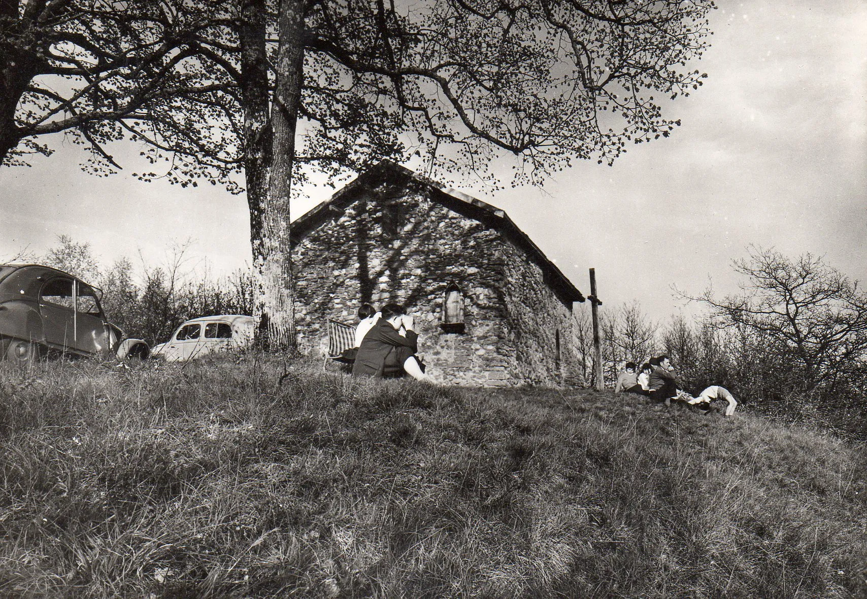Photographie ancienne de la chapelle et de ses alentours