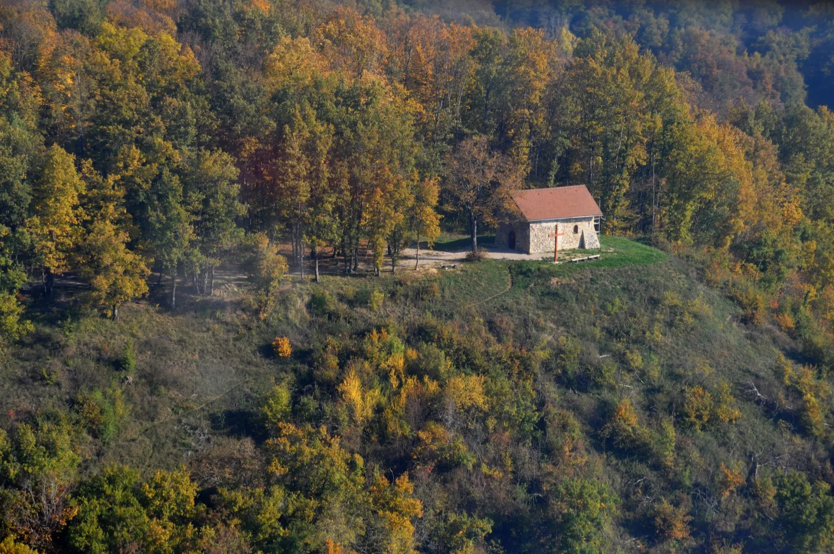 Vue aérienne de la chapelle Saint-Joseph de Cessieu